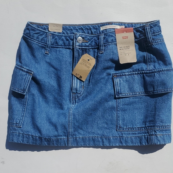 NWT Levi's '94 Cargo Mini Skirt with Pockets Size 28 - Picture 1 of 16